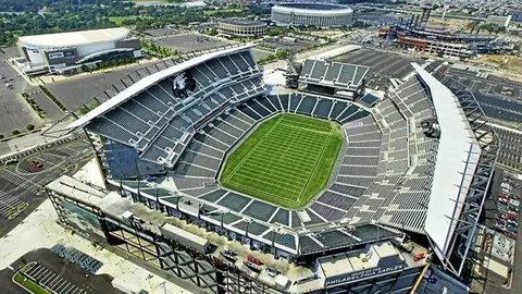 莱斯特城球员160公里通勤拒留基地，遭范尼冷落封杀