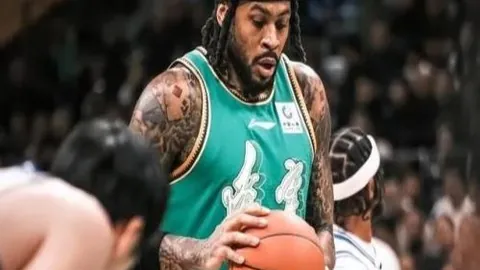 东契奇绝杀三分逆袭！詹姆斯竭尽全力，现实挑战不容小觑